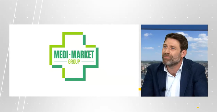 Logo vert et blanc de Medi-Market Group à gauche, homme en costume bleu à droite, fond de ciel bleu.