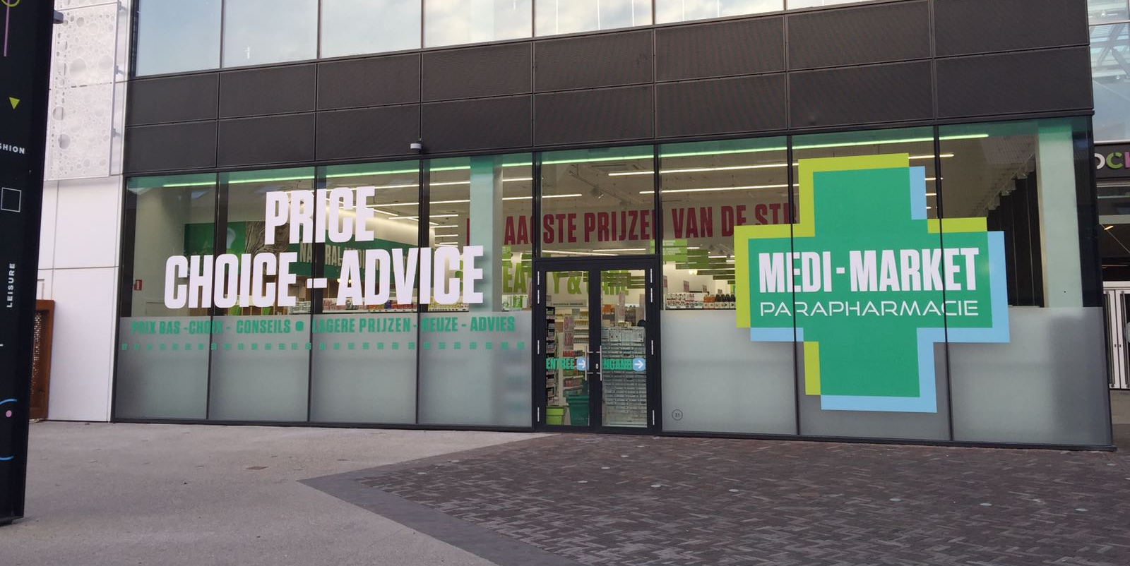 Façade d'une parapharmacie Medi-Market avec vitrine affichant "Price Choice Advice" en grandes lettres blanches et croix verte.