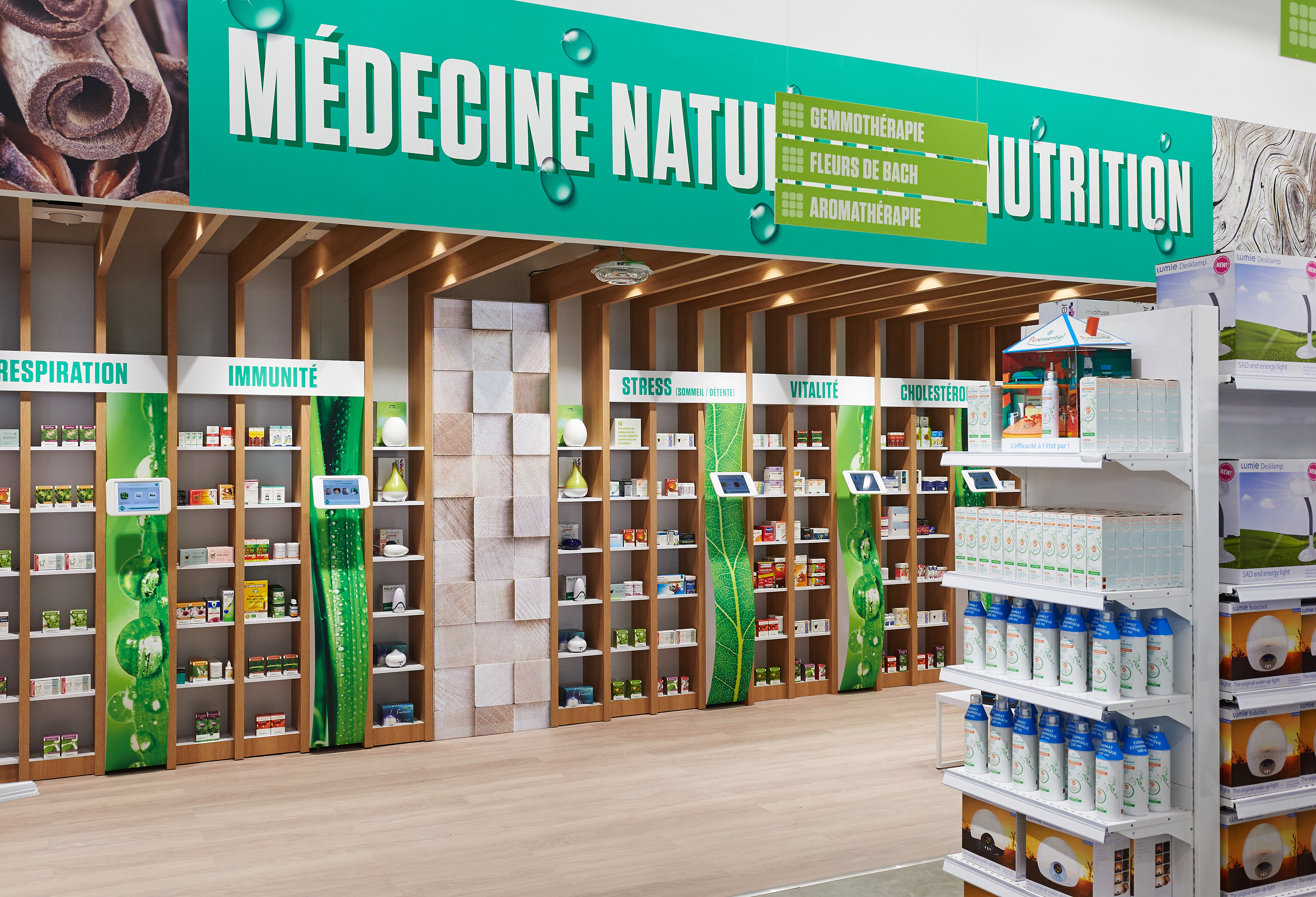 Rayonnages de produits de santé naturels avec des étiquettes vertes, sous un panneau affichant "Médecine Naturelle" et "Nutrition".