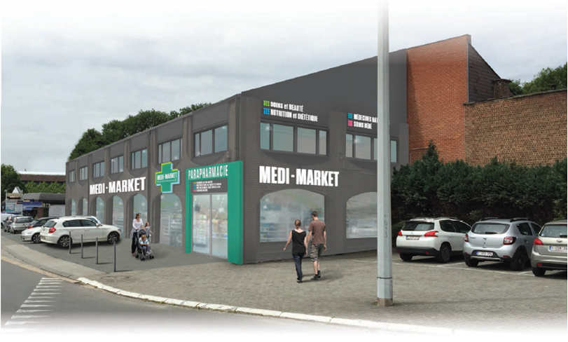 Façade d'une parapharmacie Medi-Market grise avec des voitures garées devant et des passants sur le trottoir.